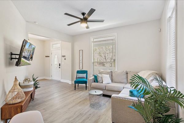 *Historic bungalow*- Wifi, Yard, Cozy