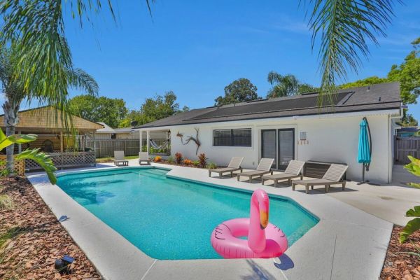 *Pink Flamingo House* -Pool, Gazebo, Luxury
