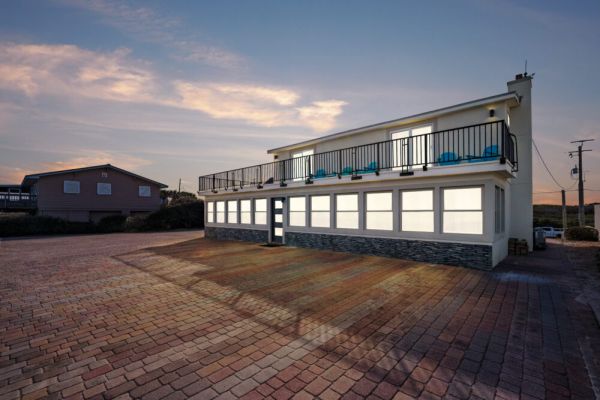 *Ocean Front Estate*- BEACHFRONT, PATIO, SPACIOUS