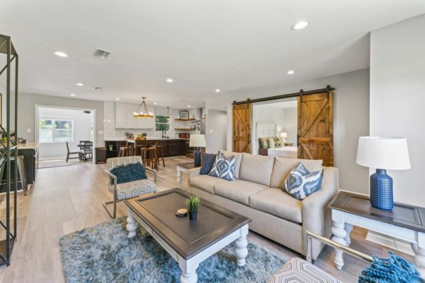 “Casa Del Sol Retreat” Front Porch, W/D, 4-Br