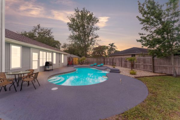 *True Blue Pool Oasis* ping-pong, wi-fi, tv