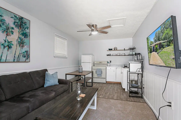 *Blue Door Bungalow Unit 2*- WIFI, Full Kitchen