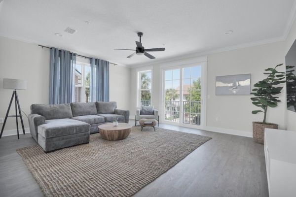 *Jax Beach Retreat*- BLOCKS FROM BEACH, SPACIOUS