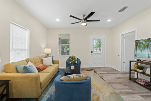 “Cheerful Bungalow”-Downtown, W/D
