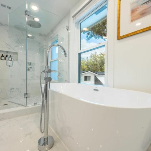 upstairs master bathroom and tub