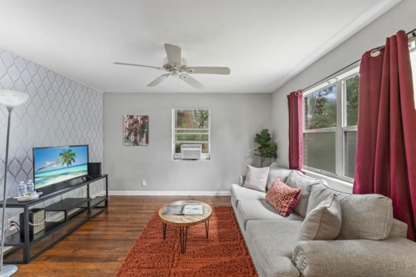 *Riverside Charmer 1264* Wifi, TV, Coffee